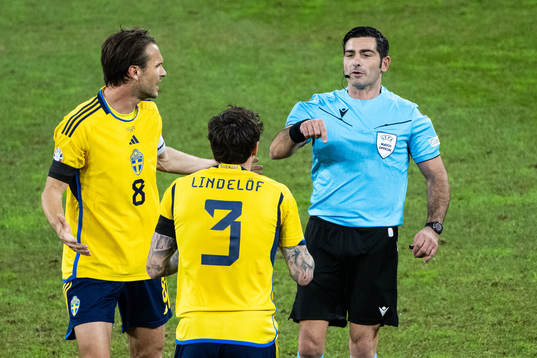 Albin Ekdal and Victor Nilsson Lindelöf of Sweden reacts