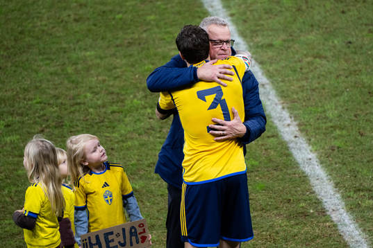 Head coach Janne Andersson and Victor Nilsson Lindelöf of