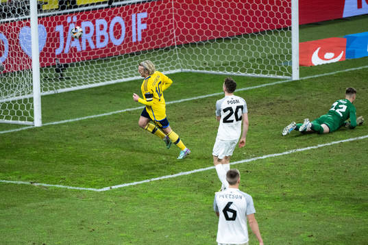 Emil Forsberg of Sweden scores 2-0