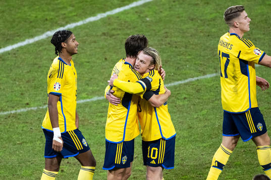 Emil Forsberg of Sweden celebrates with Albin Ekdal