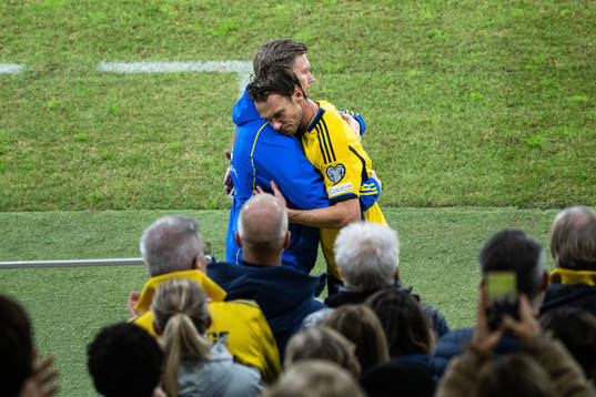 Assistant coach Peter Wettergren and Albin Ekdal of Sweden