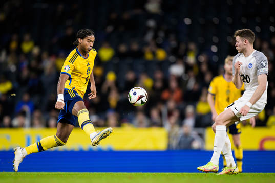 Jens Cajuste of Sweden and Markus Poom of Estonia