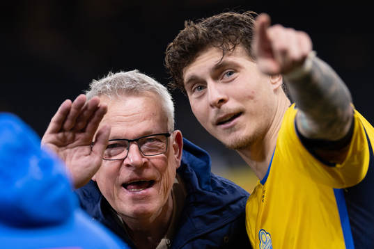 Head coach Janne Andersson  and Victor Nilsson Lindelöf of