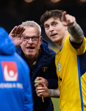 Head coach Janne Andersson  and Victor Nilsson Lindelöf of