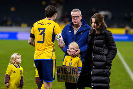 Head coach Janne Andersson  and Victor Nilsson Lindelöf of