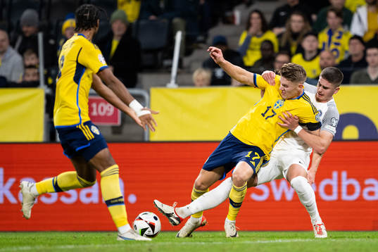 Viktor Gyökeres of Sweden and Maksim Paskotsi of Estonia