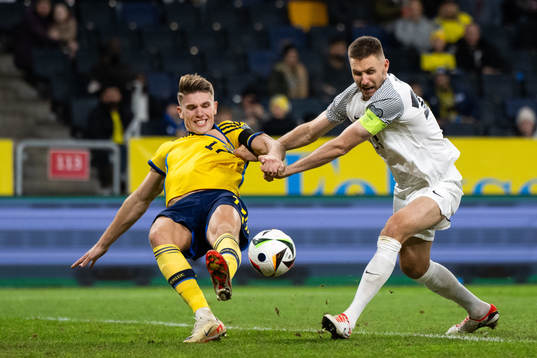 Viktor Gyökeres of Sweden and Karol Mets of Estonia