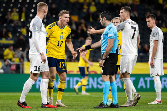 Referee Fabio Maresca and Viktor Gyökeres of Sweden