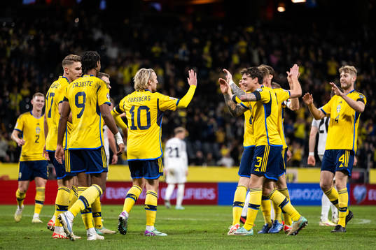 Emil Forsberg of Sweden celebrate with team mates