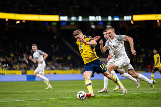 Viktor Gyökeres of Sweden and Rasmus Peetson of Estonia