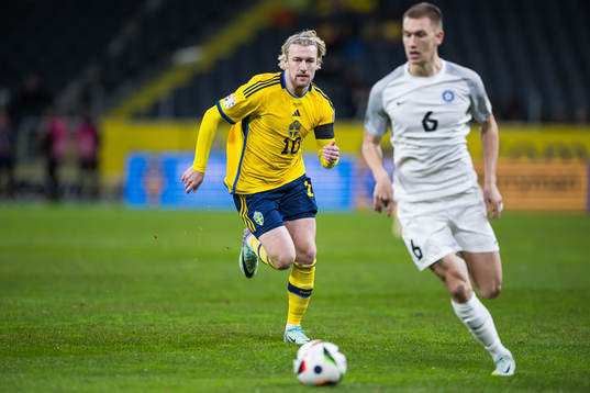 Emil Forsberg of Sweden and Rasmus Peetson of Estonia