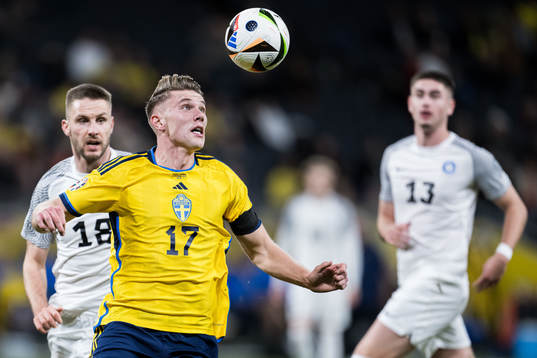 Karol Mets of Estonia and Viktor Gyökeres of Sweden