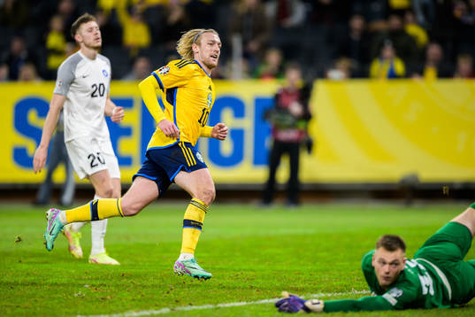 Emil Forsberg of Sweden scores the 2-0 goal