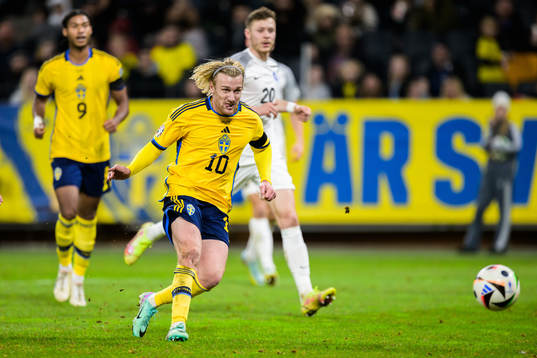 Emil Forsberg of Sweden scores the 2-0 goal