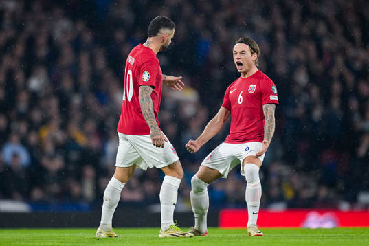Aron Dønnum celebrate with Patrick Berg of Norway