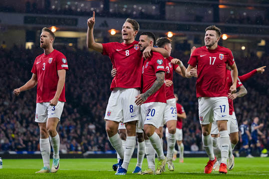 Aron Dønnum celebrates with Sander Berge of Norway