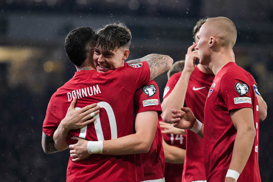 Aron Dønnum celebrate with Jørgen Strand Larsen of Norway