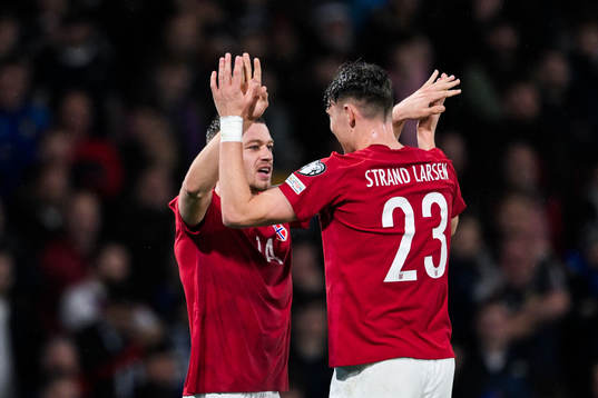 Jørgen Strand Larsen celebrate with Julian Ryerson of
