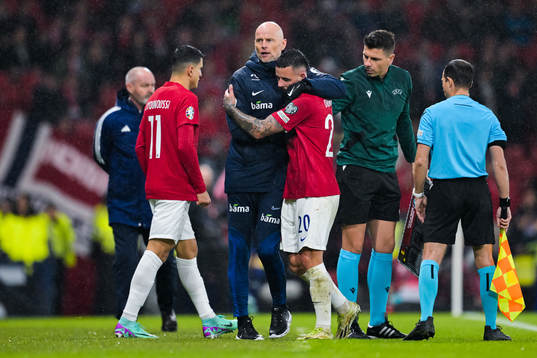 Head coach Ståle Solbakken and Aron Dønnum of Norway