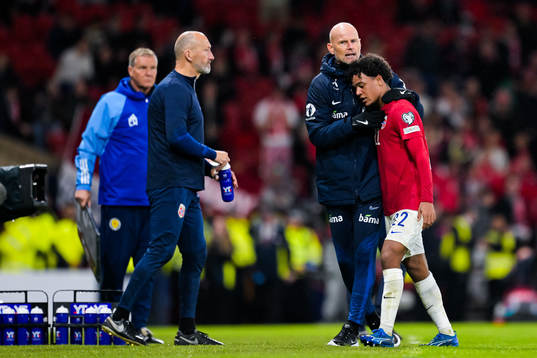 Head coach Ståle Solbakken and Oscar Bobb of Norway