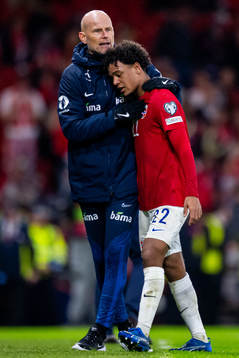 Head coach Ståle Solbakken and Oscar Bobb of Norway