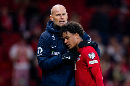 Head coach Ståle Solbakken and Oscar Bobb of Norway