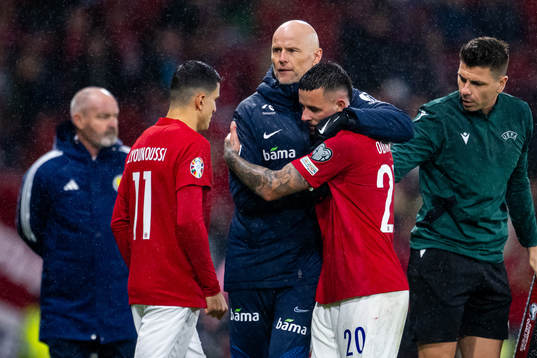 Head coach Ståle Solbakken and Aron Dønnum of Norway