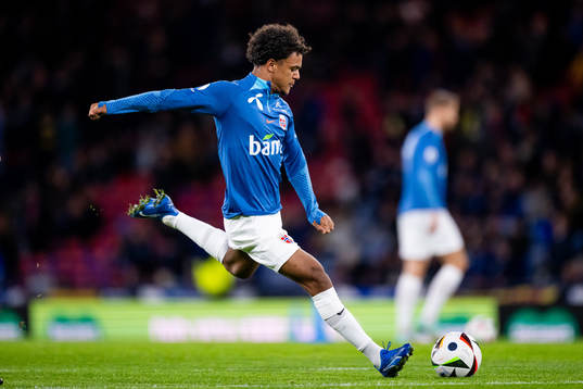 Oscar Bobb of Norway warms up