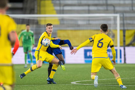Casper Widell of Sweden and Emanuel Emegha of Netherlands