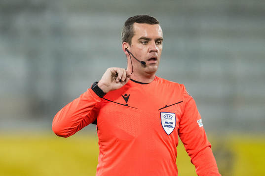 Referee Rob Harvey