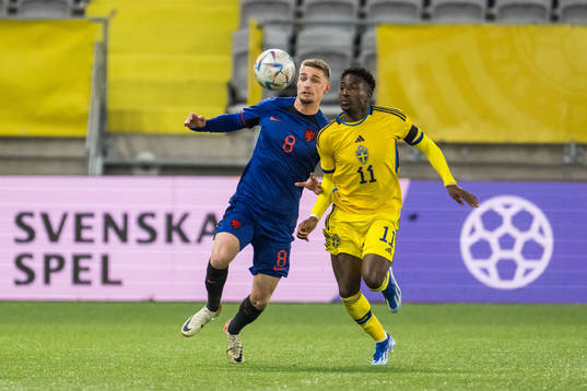 Kenneth Taylor of Netherlands and Josafat Mendes of Sweden