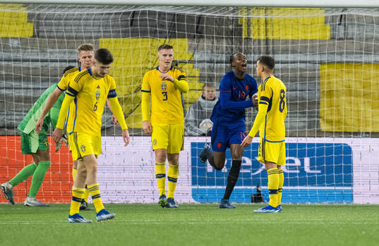 Casper Widell of Sweden and Emanuel Emegha of Netherlands