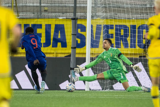 Noah Ohio of Netherlands and Goalkeeper Oliver Dovin of
