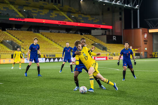 Neraysho Kasanwirjo of Netherlands and Williot Swedberg of