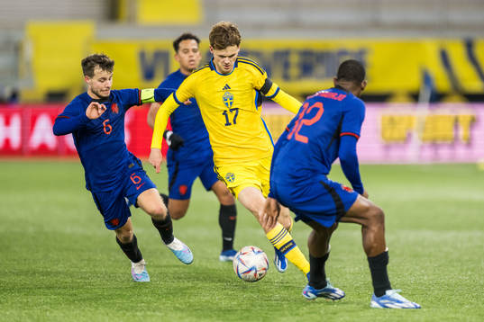 Dirk Proper of Netherlands and Williot Swedberg of Sweden