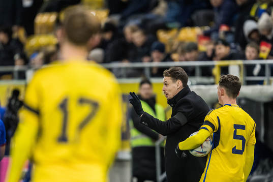Head coach Daniel Bäckström of Sweden