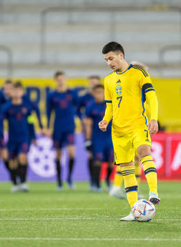 Roony Bardghji of Sweden looks dejected