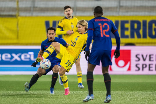 Neraysho Kasanwirjo of Netherlands and Sebastian Nanasi of