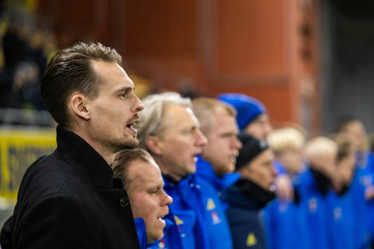 Head coach Daniel Bäckström of Sweden
