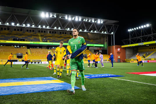 Goalkeeper Oliver Dovin