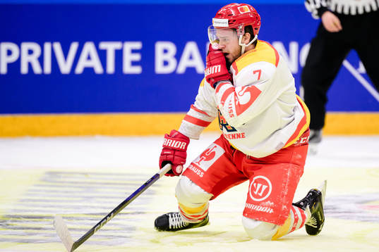 Ramon Tanner of EHC Biel-Bienne in pain