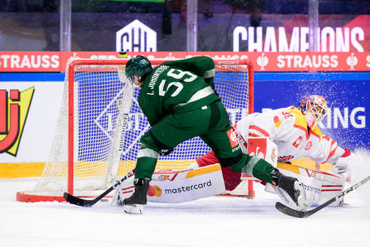 Linus Johansson of Färjestad scores 4-2 goaltender Foren