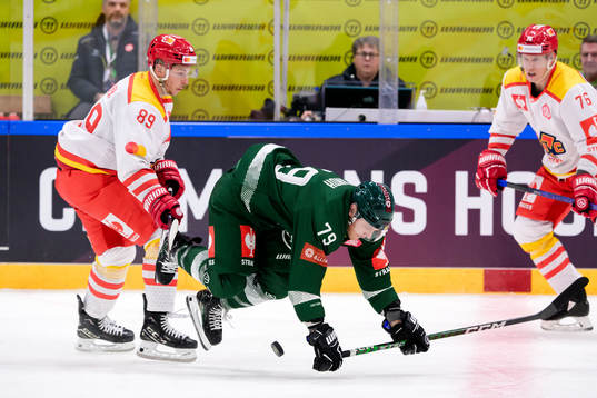 Tino Kessler of EHC Biel-Bienne and Patrik Lundh of