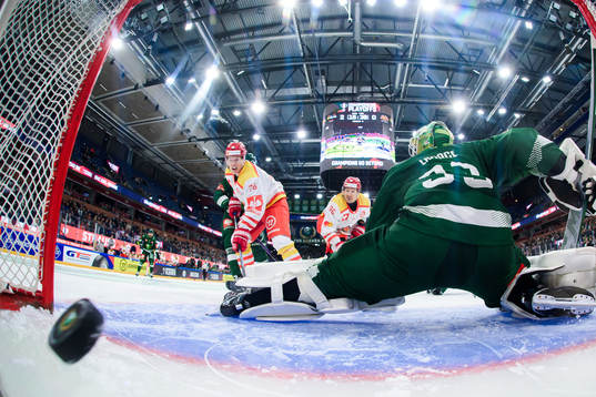 Jere Sallinen of EHC Biel Bienne scores 2-1