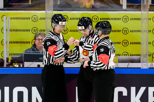 referee Riku Brander and referee Kristian Vikman