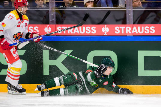 Robin Grossmann of EHC Biel Bienne and Liam Öhgren of