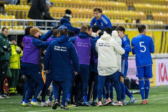 Italiens spelare jublar