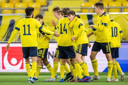 Sveriges Adam Stroud jublar med lagkamrater