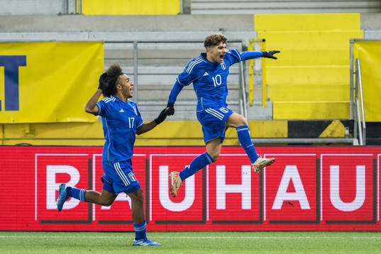 Italiens Aaron Ciammaglichella jublar med Simone Pafundi