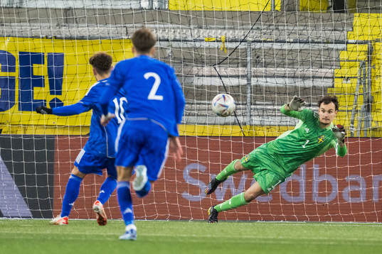 Italiens Simone Pafundi gör 1-2 bakom Sveriges målvakt